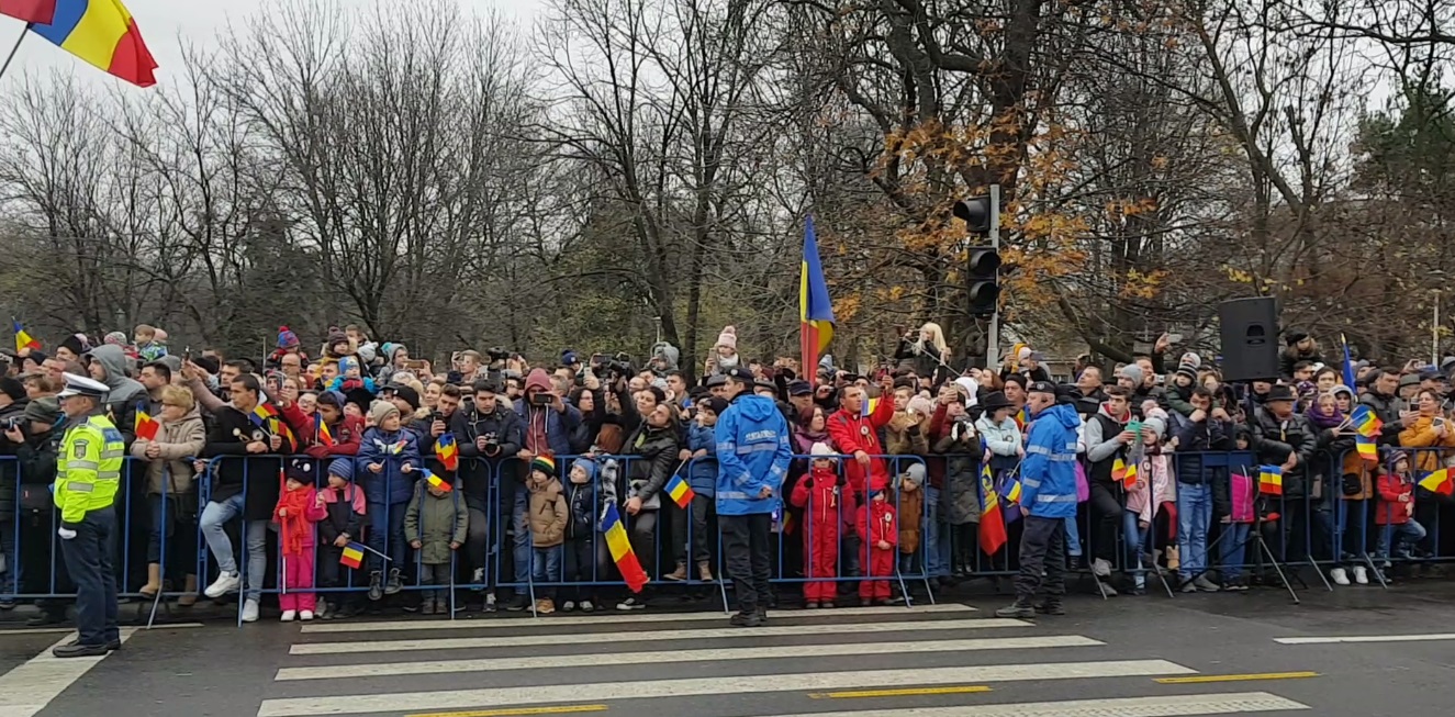VIDEO/Gânduri de paradă, la defilarea de 1 Decembrie. Românii vor pace, unitate și un loc mai în față