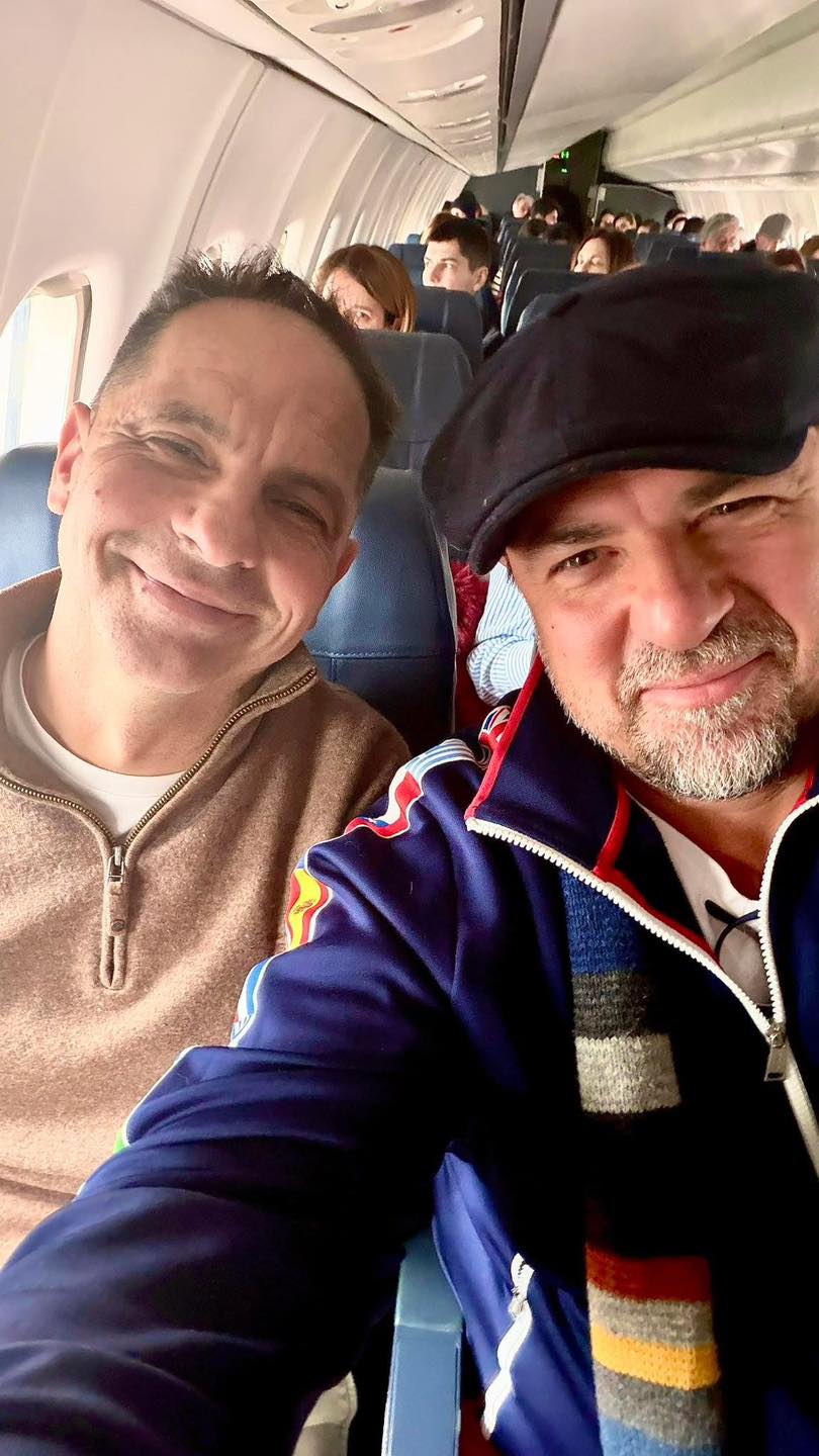 Cum au fost surprinși Horia Brenciu și Dan Negru în avion. Cântărețul l-a numit pe prezentator „unul dintre «bătrânii» televiziunii din țara asta”