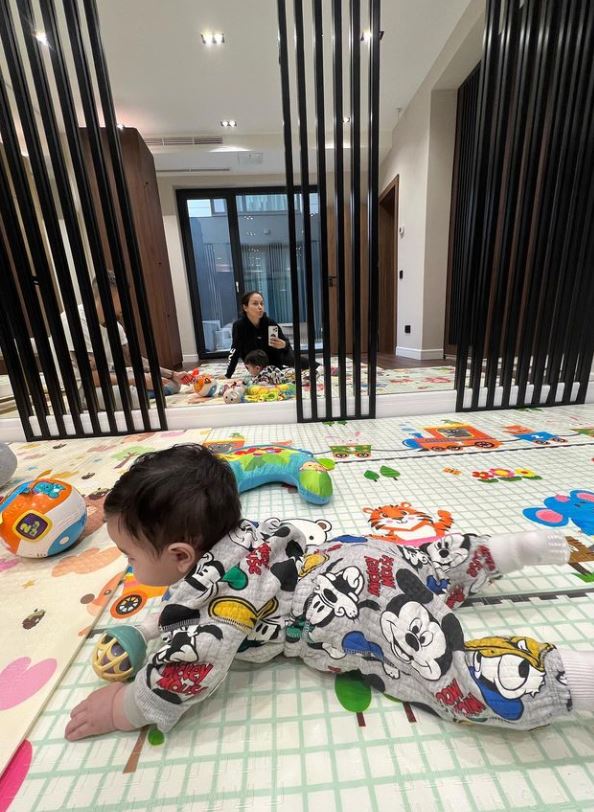 Imagini cu casa în care locuiește Vlăduța Lupău. Mobila a fost făcută la comandă și s-au folosit materiale de lux