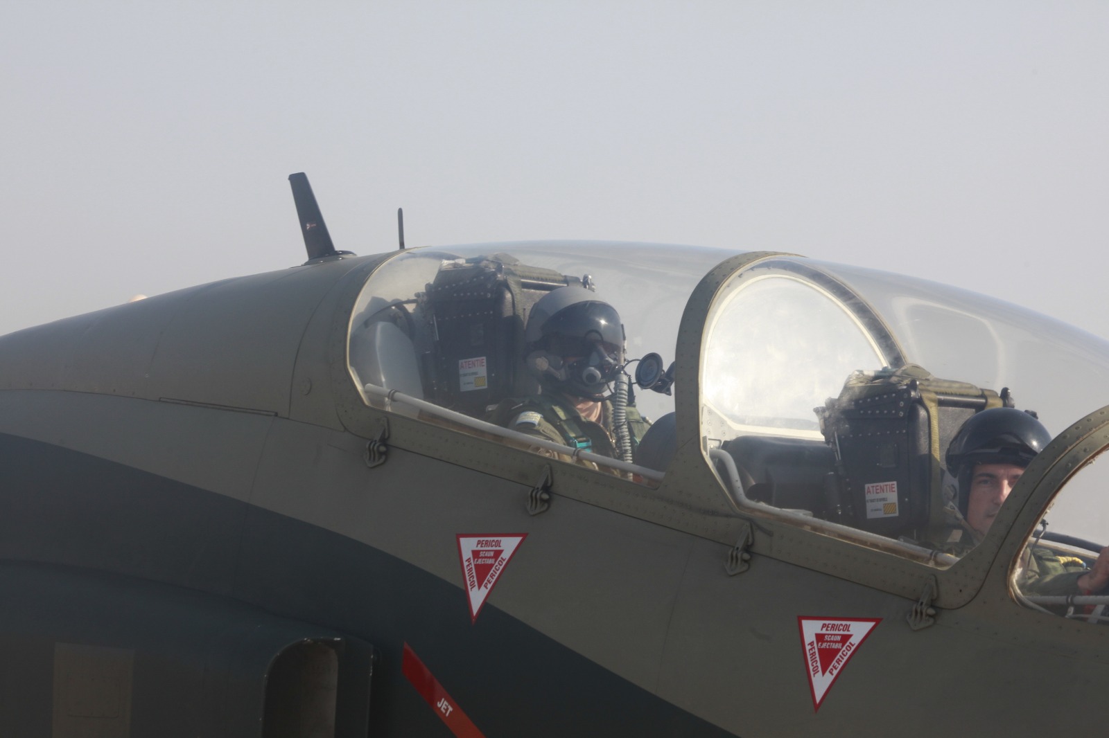GALERIE FOTO/ Ea este prima femeie din România care a ajuns instructor pe un avion cu reacție. Oana Ardelean a decis să devină pilot încă din clasa a VII-a