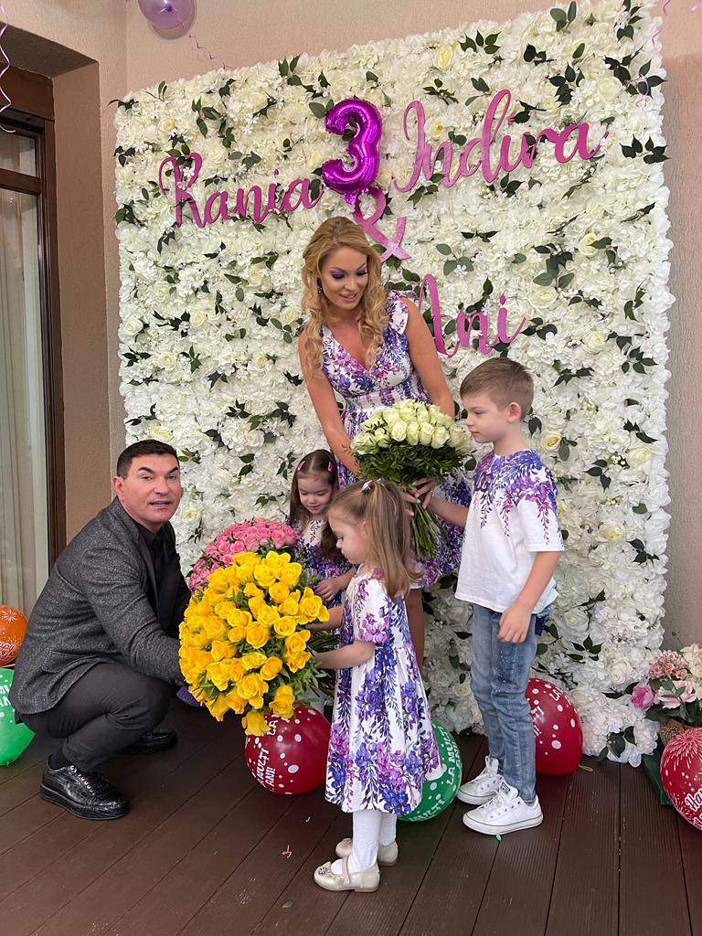 Cum a apărut Cristi Borcea la mall cu copiii. Omul de afaceri a renunțat la costumele elegante și s-a asortat cu ținutele micuților