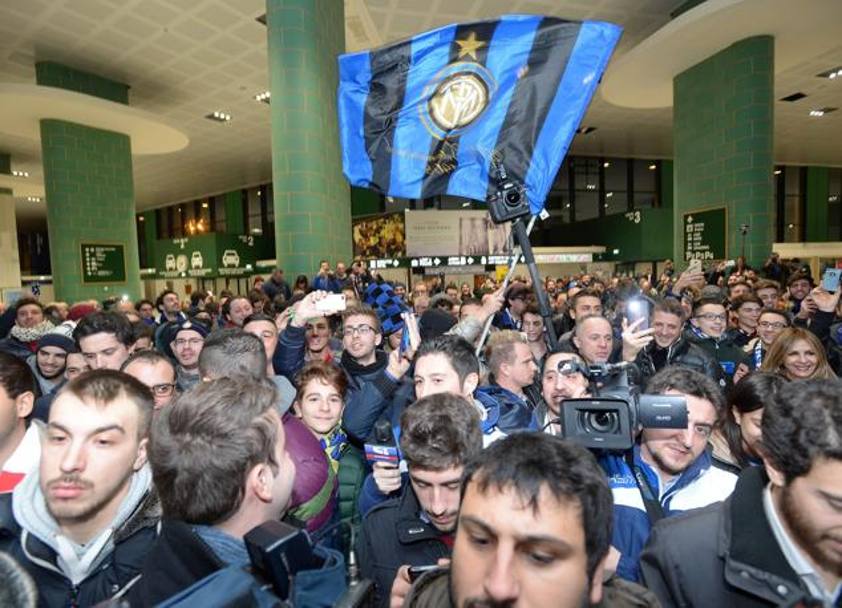 Nebunie în Italia! Shaqiri a fost scos cu bodyguarzii din aeroport / GALERIE FOTO