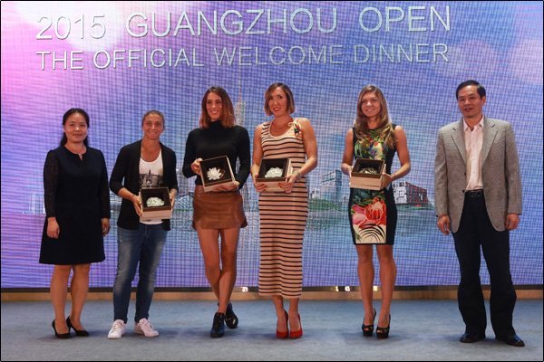 Simona Halep i-a impresionat pe chinezi cu ținuta afișată la gala de deschidere a turneului de la Guangzhou / GALERIE FOTO