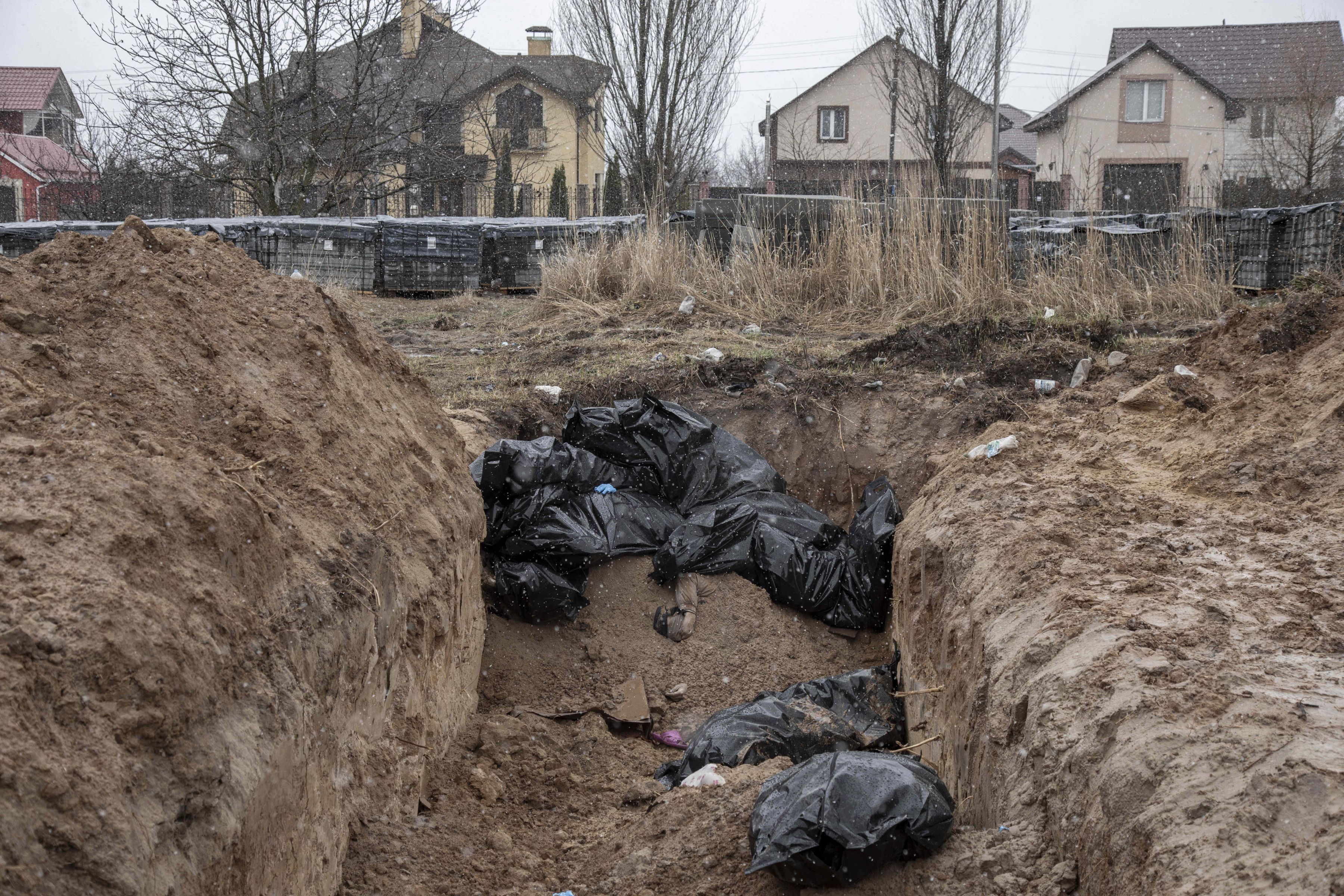 „Ne-au pus în genunchi și au început să ne caute de ceasuri, bani. Cine luptase de partea Ucrainei era împușcat imediat”. Mărturie din infernul de la Bucha. FOTO cu impact emoțional