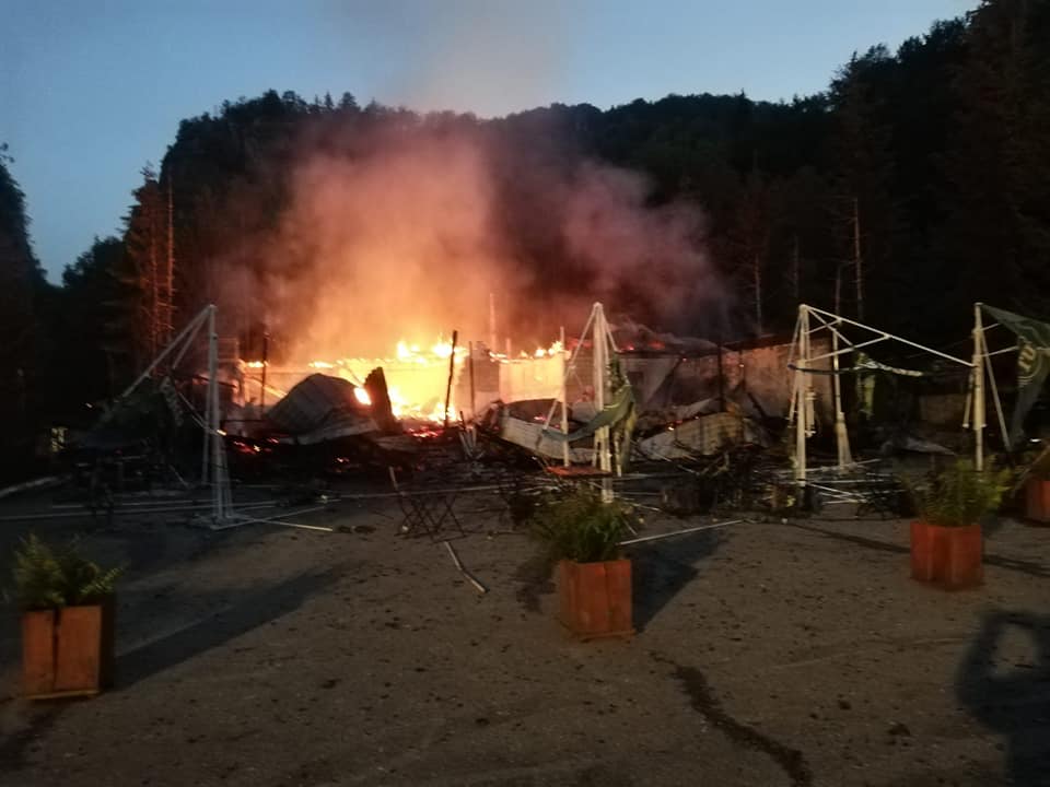 VIDEO | Cabana Cheile Buţii, mistuită de flăcări. O persoană a fost internată cu arsuri