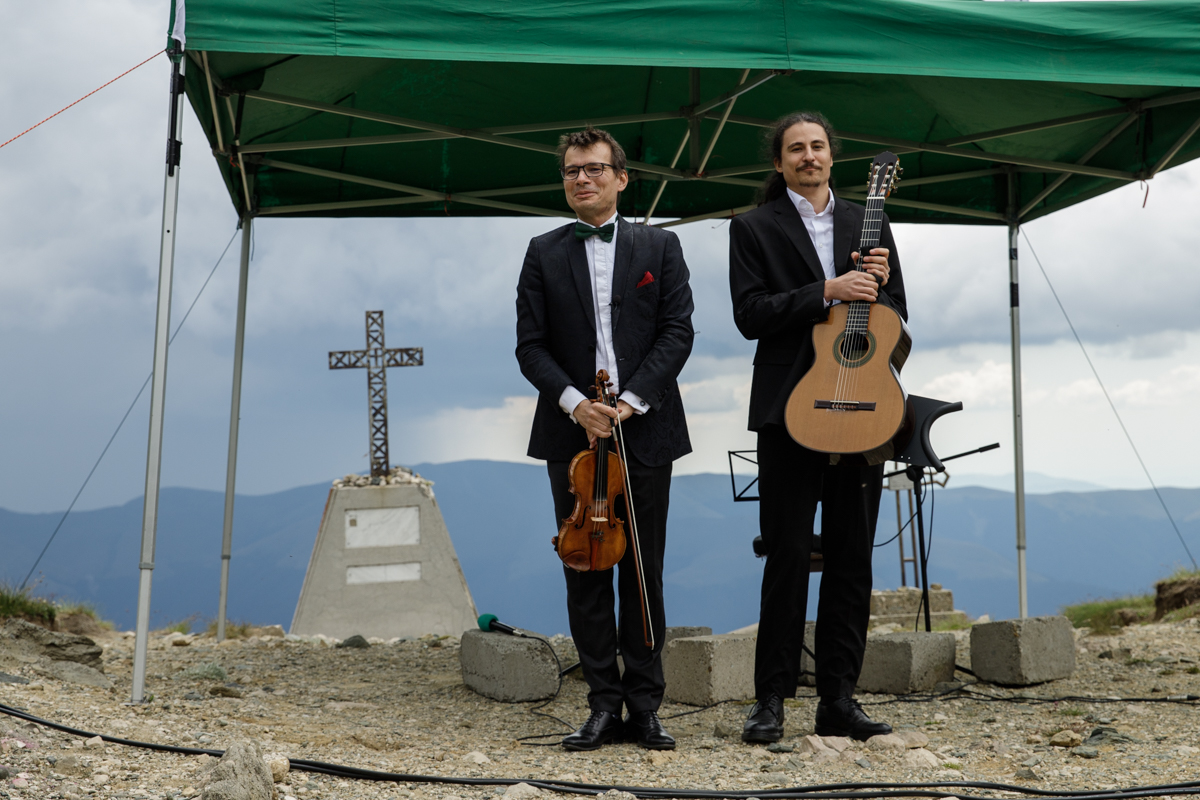 REPORTAJ la 2.025 de metri altitudine. Violonistul Alexandru Tomescu a dus Stradivariusul în Bucegi, în ultimul concert „Paganini Magic”