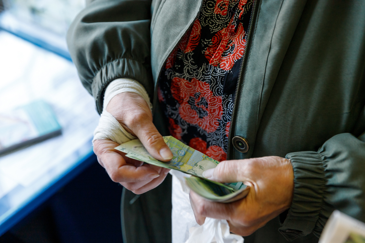 Paște pe datorie. Românii care se împrumută la C.A.R. ca să aibă ce să pună pe masă de Sărbători: „Sarmale nu mai mâncăm, mai reducem din meniu”