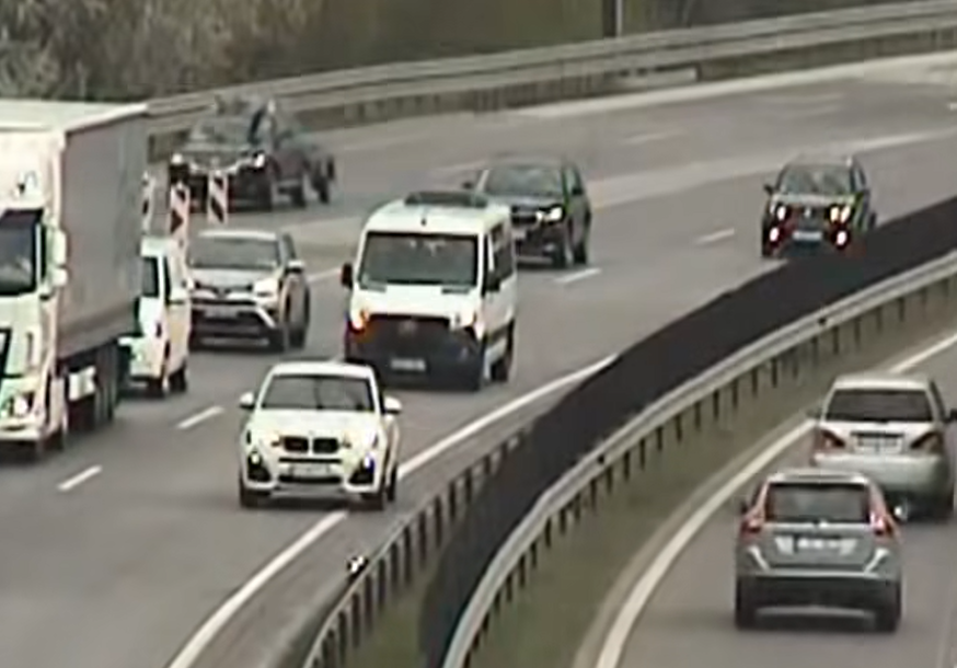 Hajmeresztő tolatás az M0-s belső sávjában: videón a BMW-s sokkoló manővere