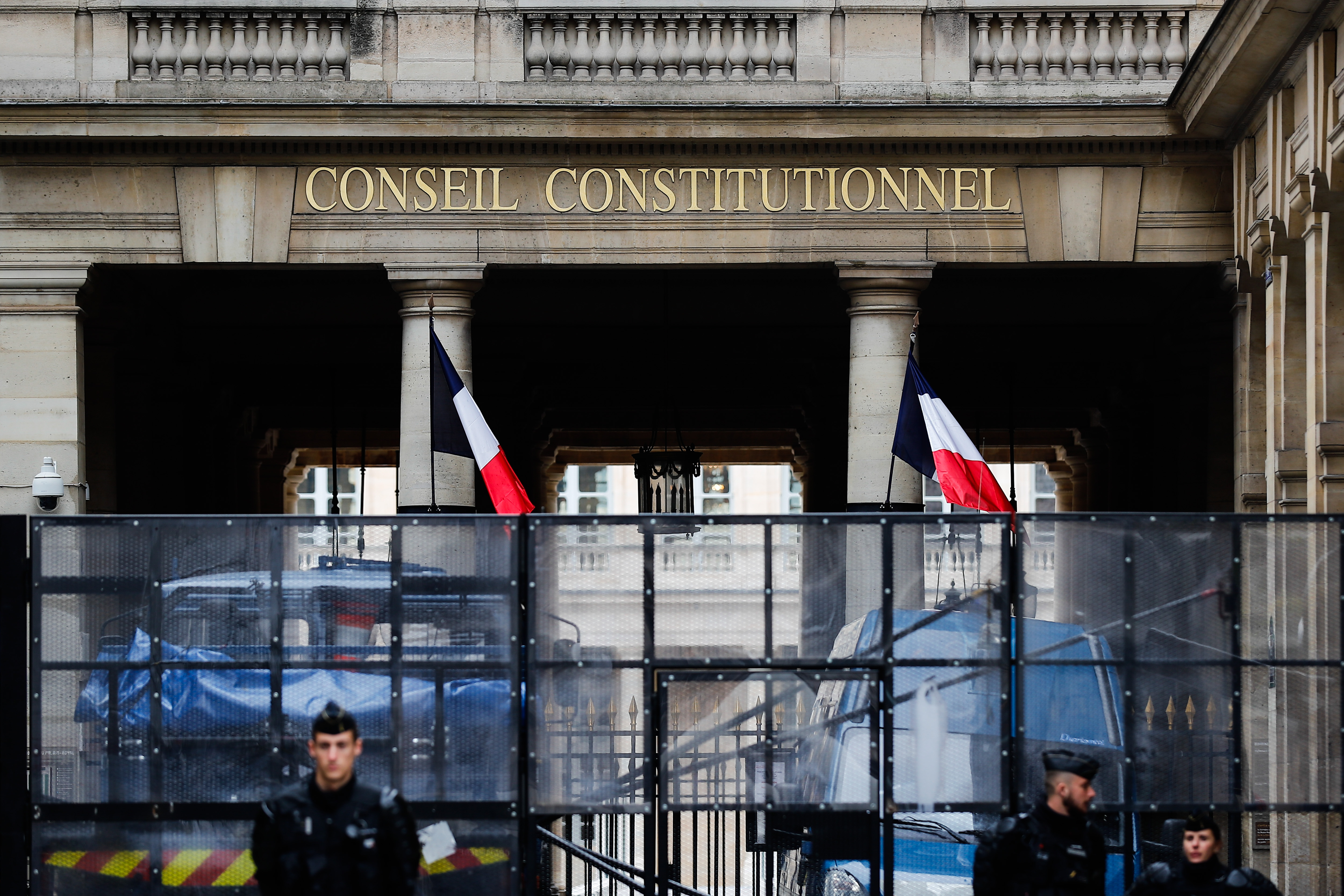 Macron a promulgat rapid legea care crește vârsta de pensionare, în ciuda protestelor, după ce a primit undă verde de la Consiliul constituţional