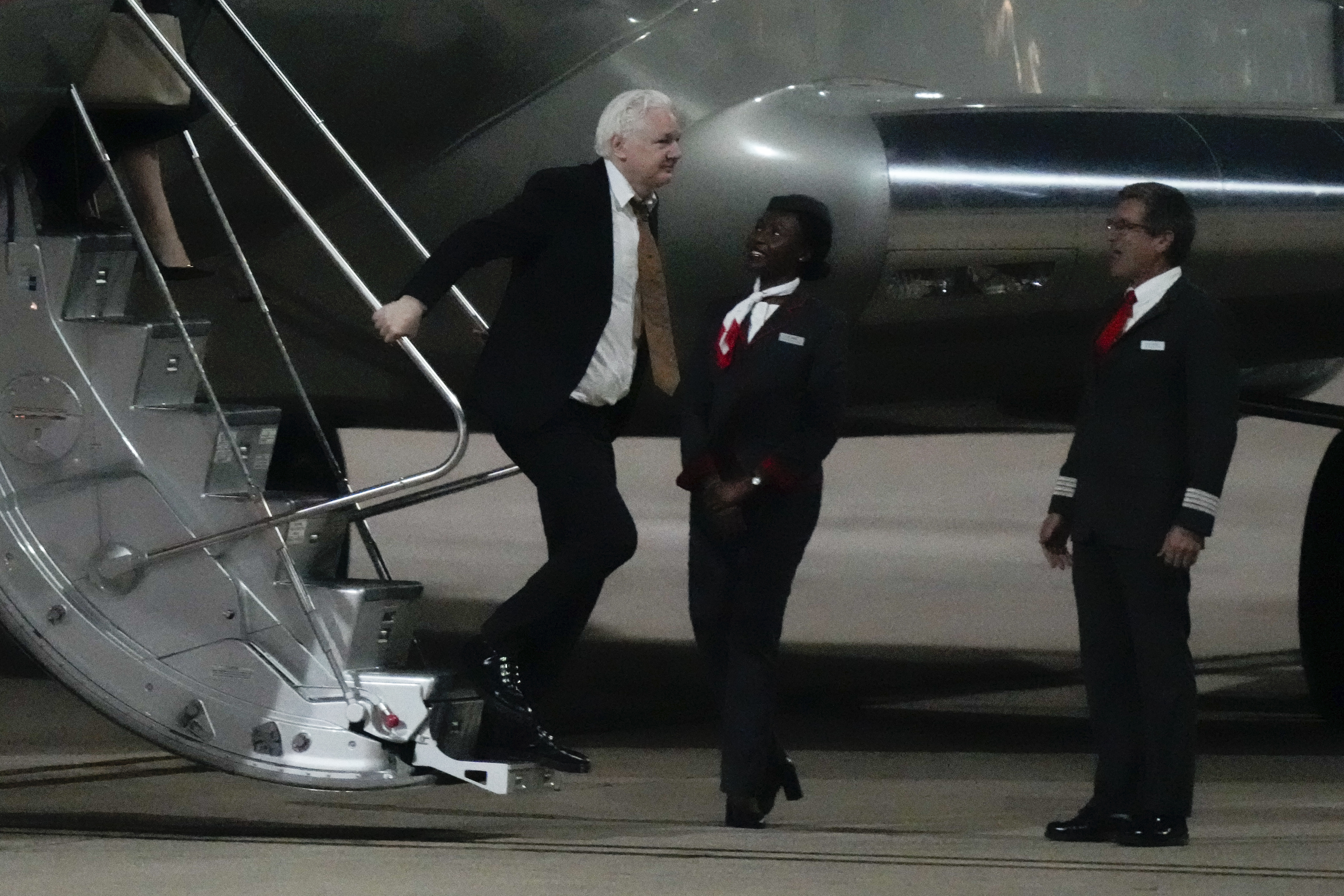 Julian Assange a ajuns în Australia, după eliberarea din închisoare: a fost așteptat de familie și de numeroși susținători pe aeroport