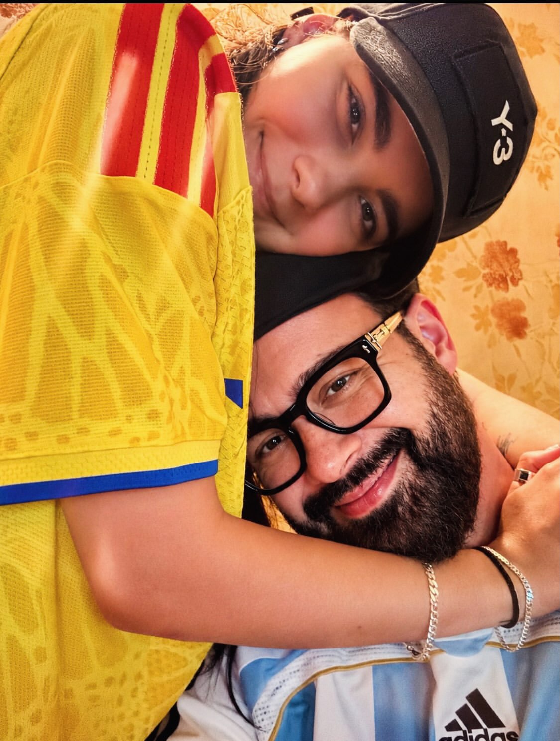 Mihai Gâdea, imagine rară cu sora lui mai mică, Emi. Cât de mult seamănă fiica prezentatorului TV cu mătușa ei