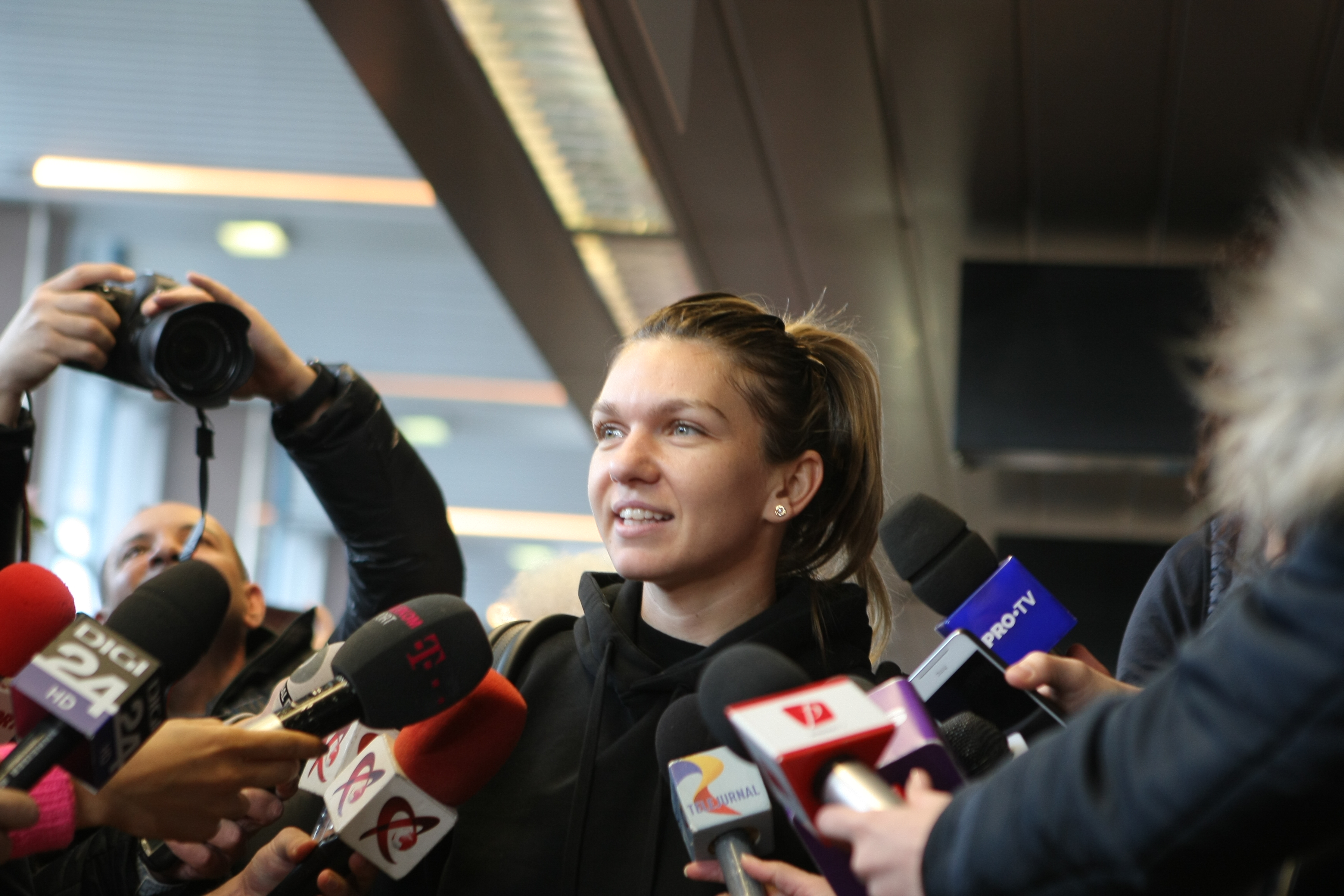 Simona Halep s-a întors acasă supărată și accidentată. A refuzat primirea la Salonul Oficial. Îmbulzeală la aeroport / GALERIE FOTO