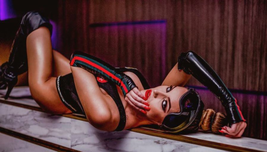 GALERIE FOTO | De la arbitru de fotbal la dansatoare într-un club de fițe. Cum arată Roberta Anghel, cel mai sexy antrenor de fitness