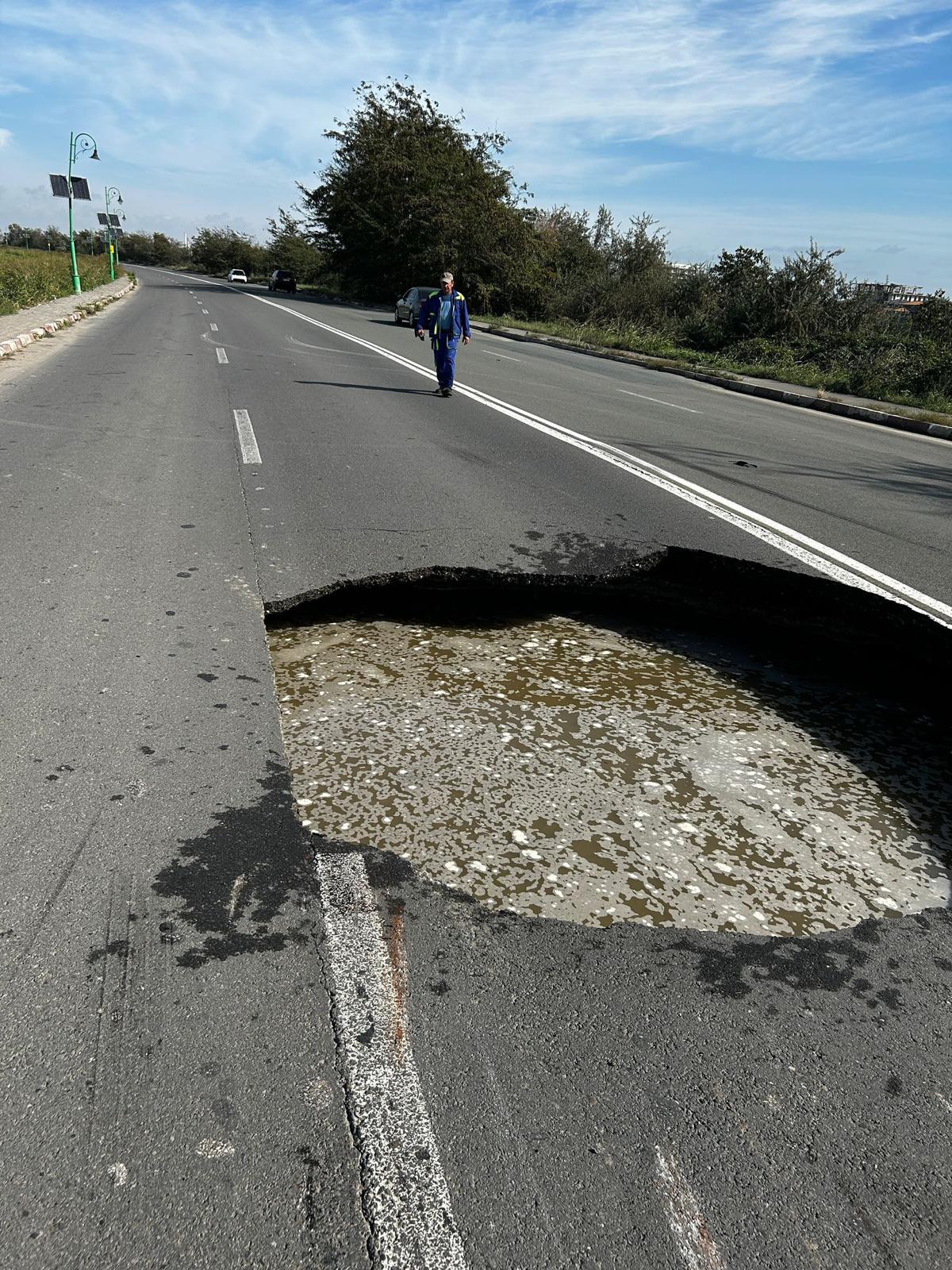 Groapă uriașă în mijlocul șoselei dintre Năvodari și Lumina. Drumul județean a fost reabilitat în urmă cu 10 ani | VIDEO