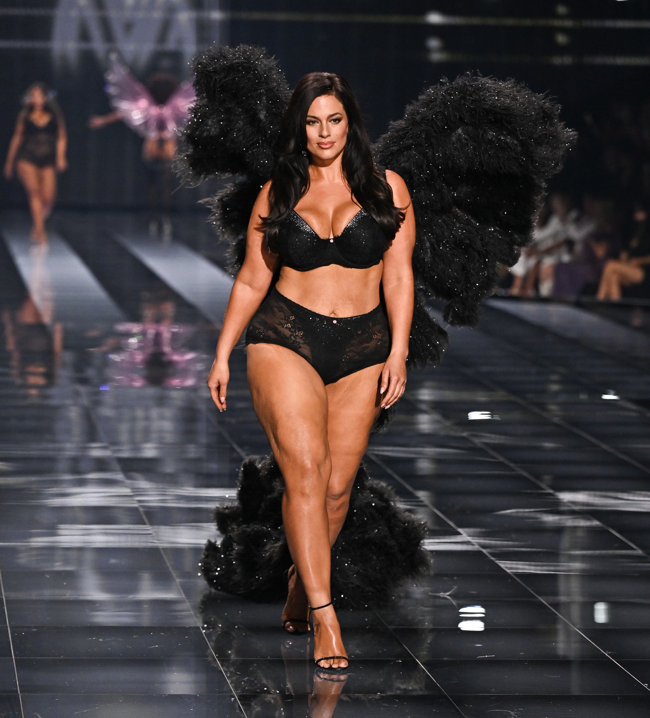Modelul plus-size care a impresionat la Victoria's Secret Fashion Show 2025. Ashley Graham a purtat lenjerie intimă neagră