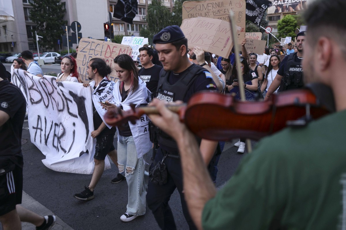 Studenții au protestat din nou în București, după anunțul că bursele vor fi tăiate de Guvernul Bolojan: „Nu din burse faceți averi”