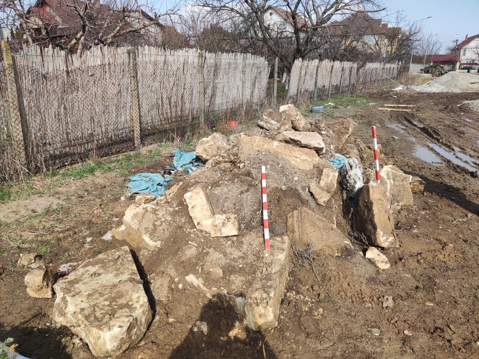 Autoritățile din Alba, după ce un gropar a spart cu excavatorul un sarcofag roman din epoca lui Traian: „Ce înseamnă valoare universală? Că vin marțienii să vadă sarcofagul?”