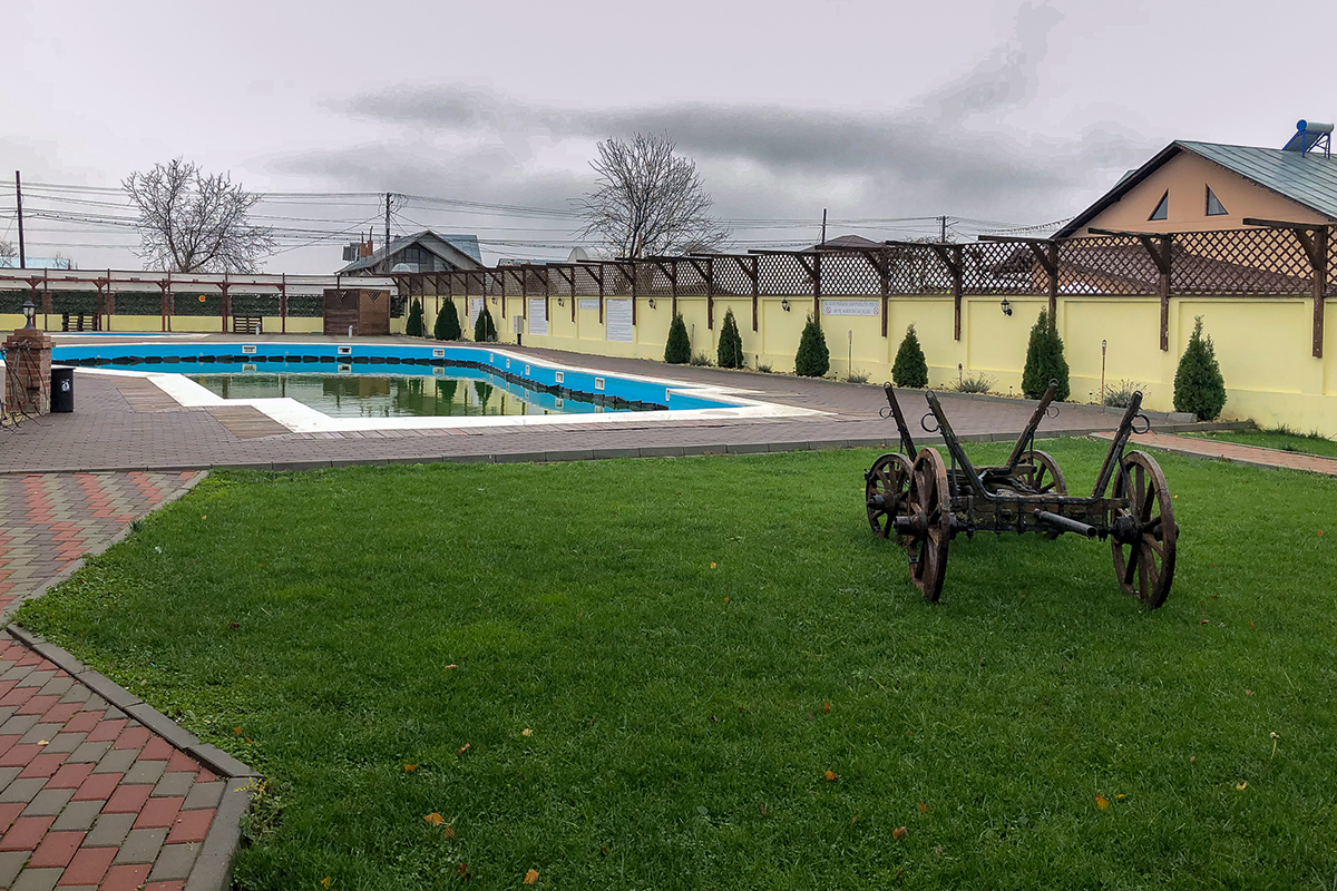 Petreceri PSD-PNL ținute într-o clădire istorică din 1680, transformată în salon de nunți cu cort imens, luminițe și piscină!