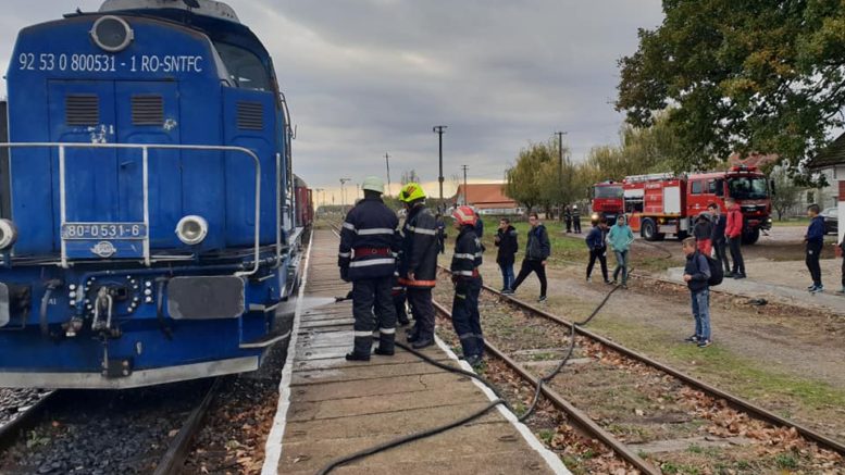 Locomotiva unui tren a luat foc în mers, în județul Satu Mare. Aproape 200 de călători erau în vagoane