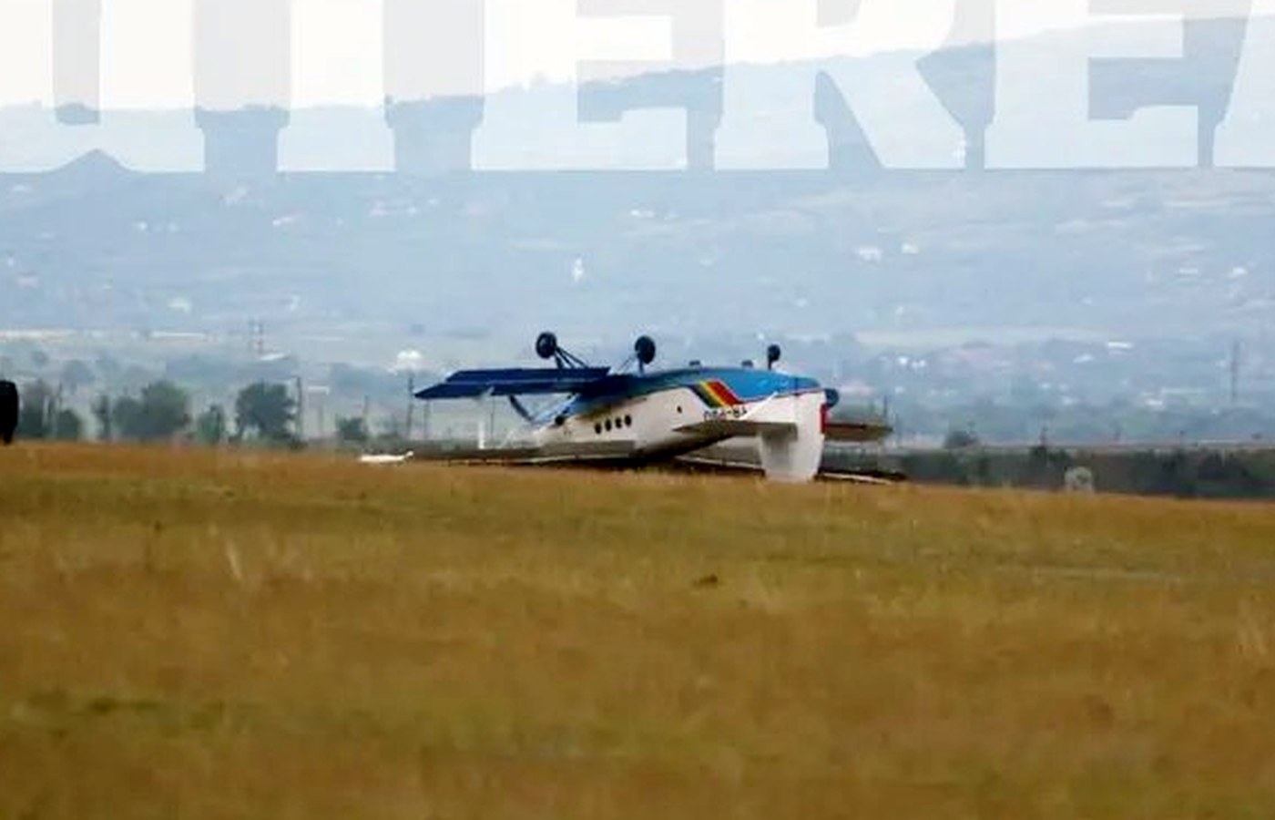 Un avion AN 2 cu doi pasageri s-a răsturnat la aterizare în Buzău. Aeroclubul României: Era fabricat în 1986