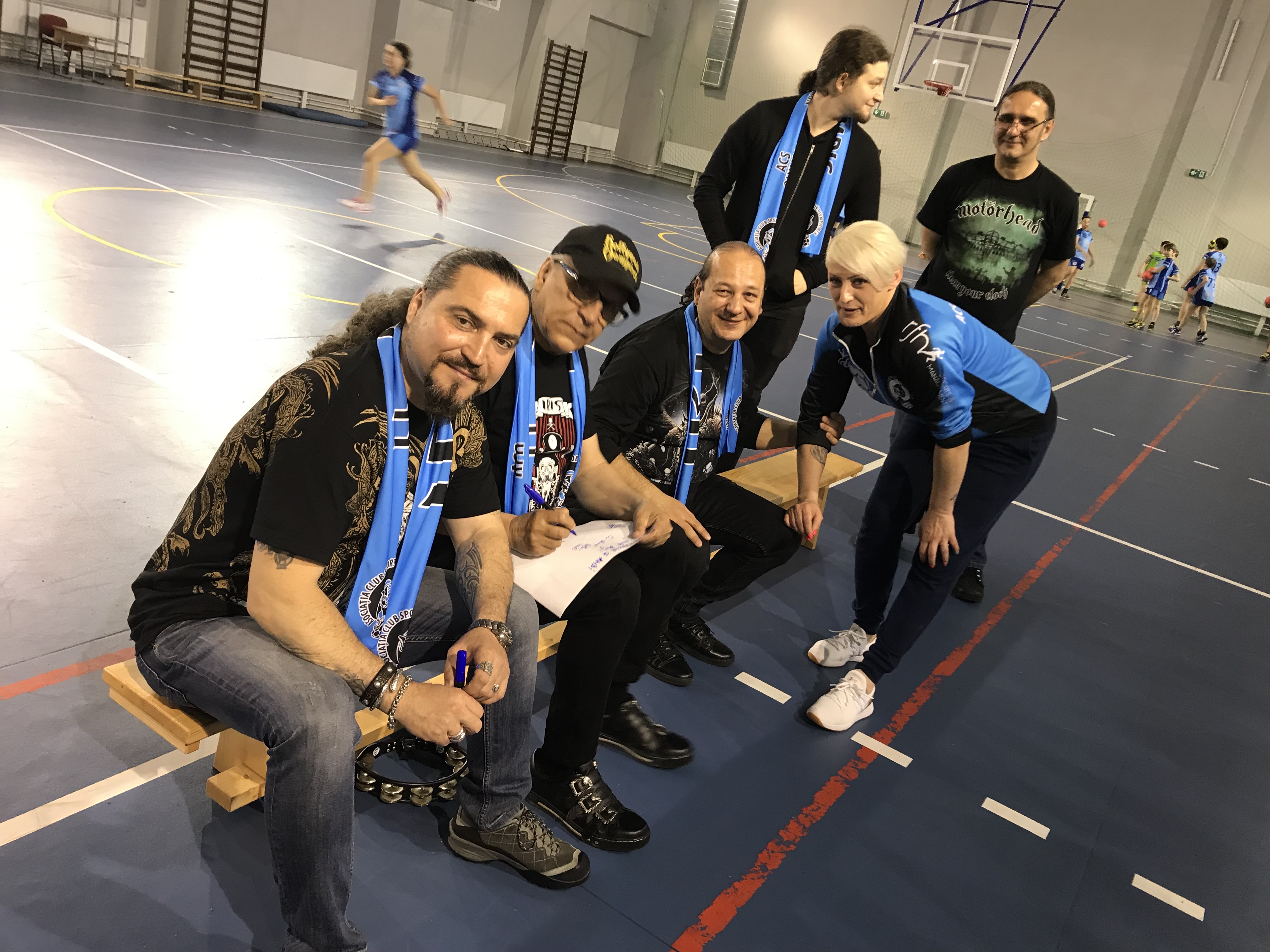 GALERIE FOTO / Trupa Iris a cântat pentru micuții handbaliști de la școala Ramonei Farcău