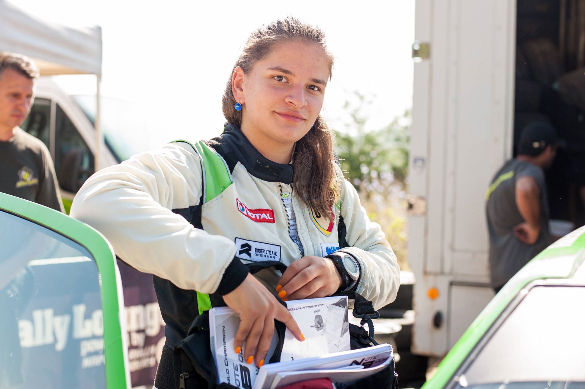 La dreapta - femei, la stânga - femei. Chipurile frumoase de la Raliul Transilvaniei 2019. Victorie pentru Simone Tempestini. Mihaela Dobranici, pe locul 9