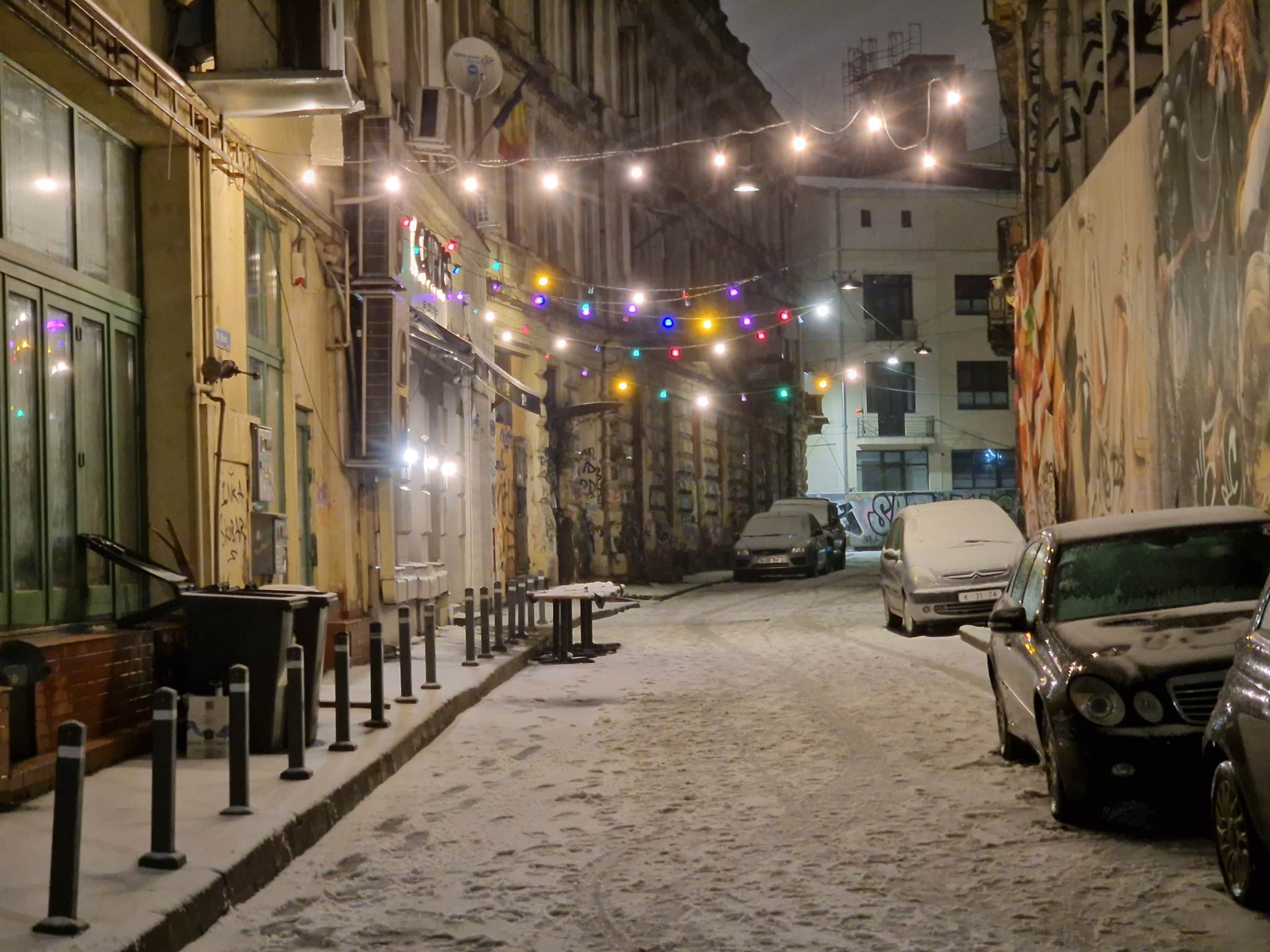 Cum a arătat Bucureștiul în prima noapte din 2023 cu ninsoare serioasă. „Ia uite, a căzut steagul!” | FOTO