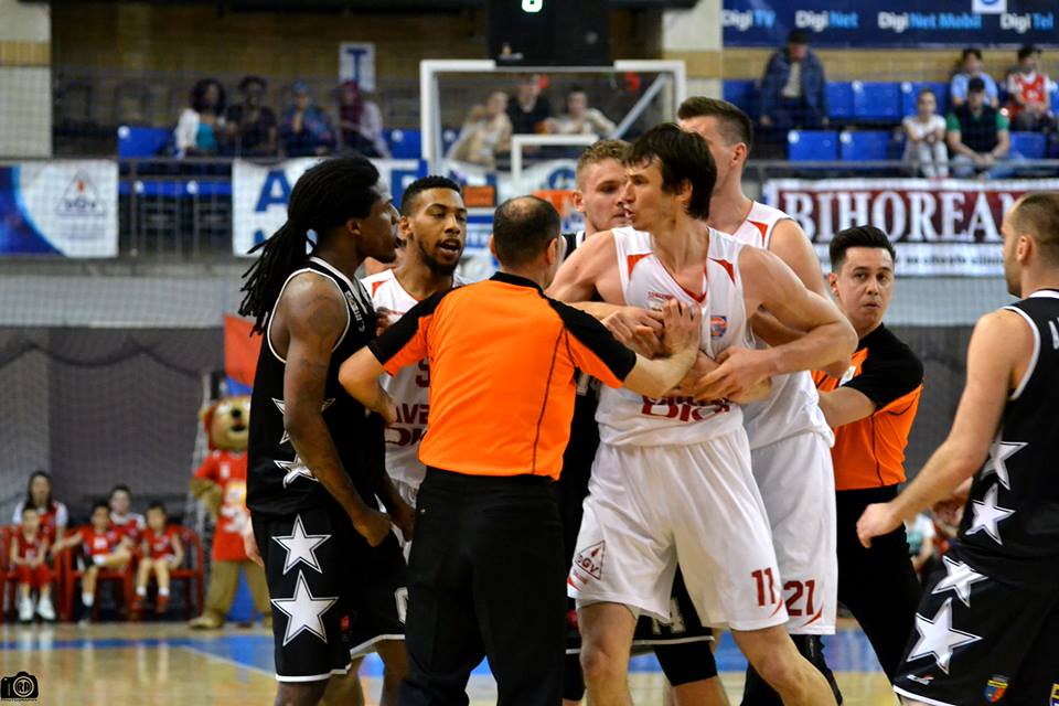 Și-a cerut iubita de soție pe parchet! Gestul superb al unui baschetbalist orădean de la U Cluj