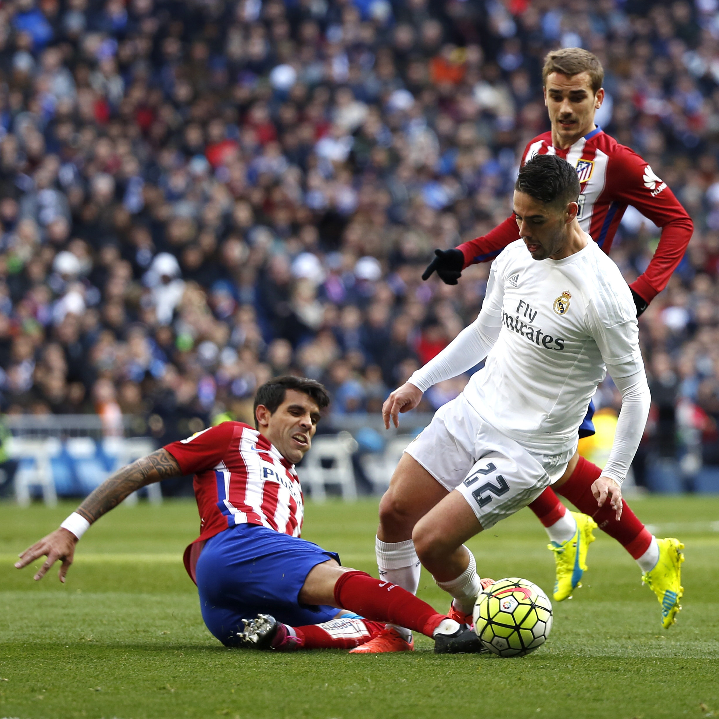 Real Madrid a pierdut, practic, titlul. ”Albii” nemulțumitului Ronaldo, bătuți din nou de rivala Atletico. Espanyol-ul lui Gâlcă a făcut show la Gijon / VIDEO