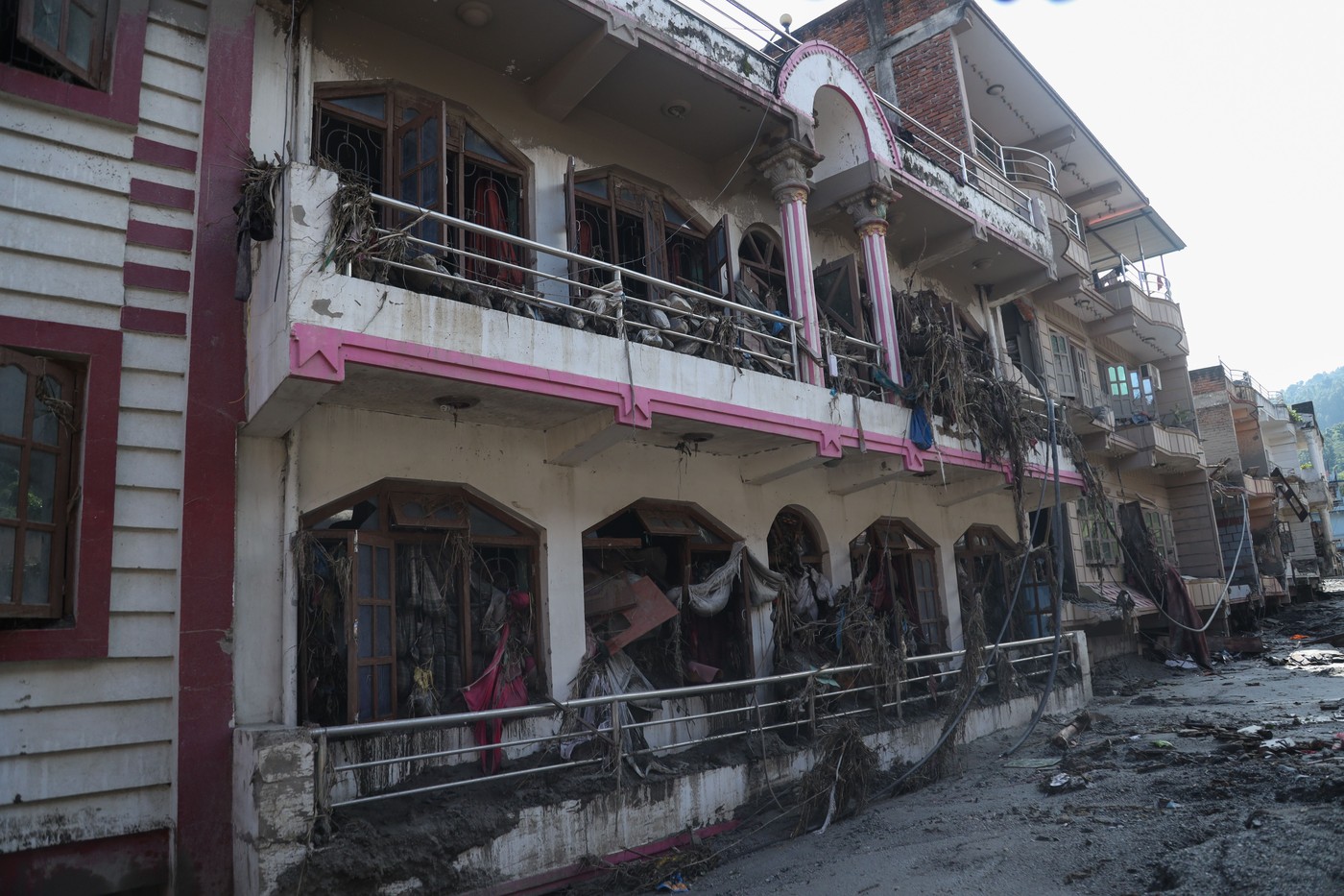 Oamenii de știință au explicat cauza inundațiilor devastatoare din Nepal și Tibet: nivelul apelor a crescut cu 7-9 metri în 30 de minute