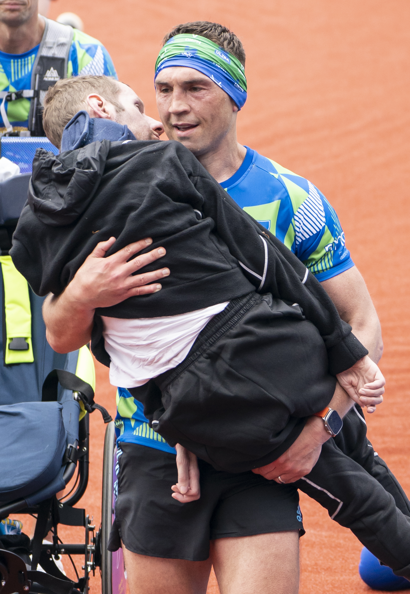 Momentul emoționant în care fostul mare jucător englez de rugby Rob Burrow, diagnosticat cu MND, este purtat pe brațe pe linia de sosire a maratonului din Leeds