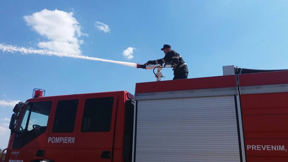 Incendiile de vegetație fac ravagii în Timiș. O mașină și mai multe hectare de teren, făcute scrum