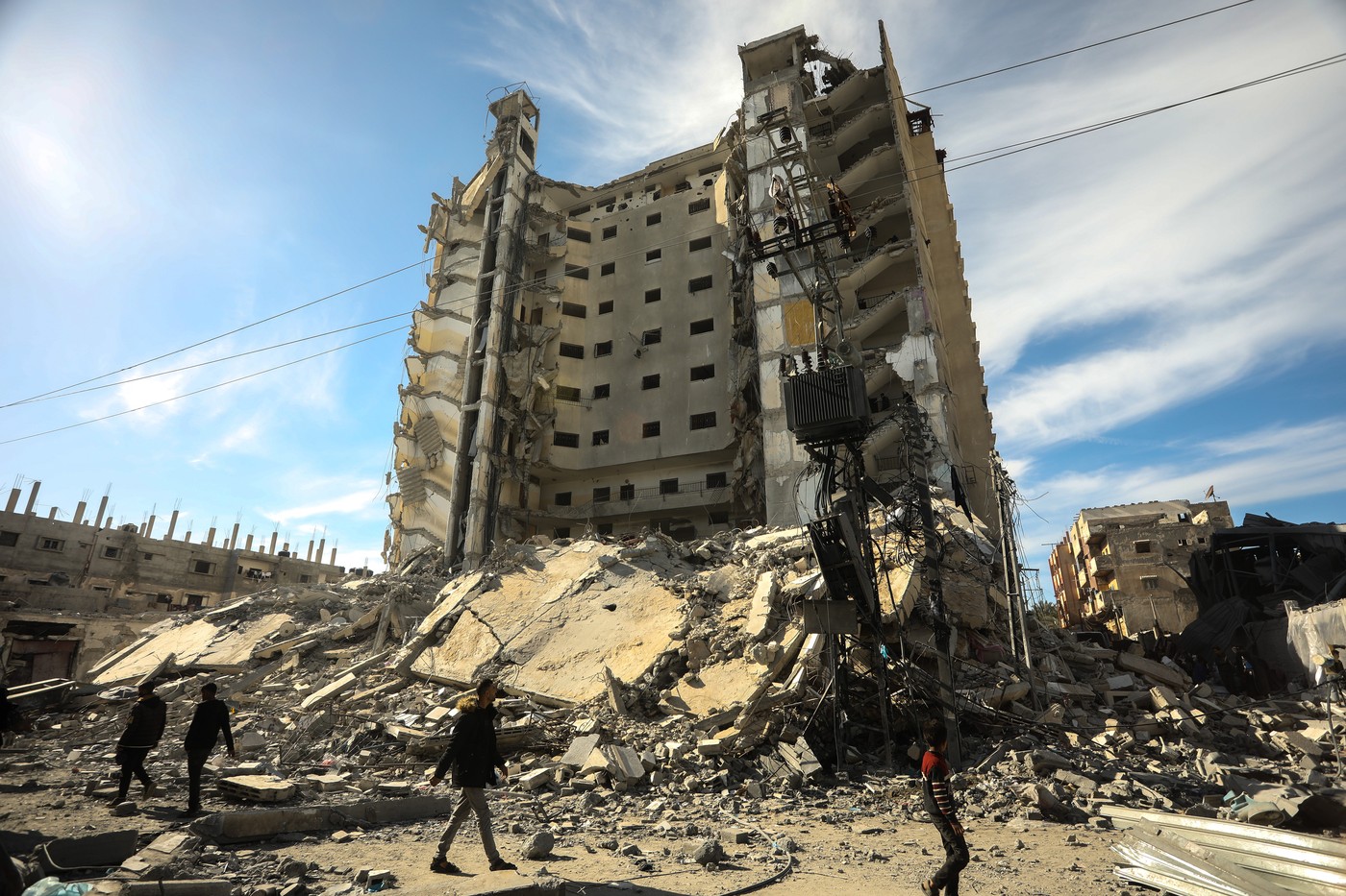 Bloc turn de locuințe din Rafah, lovit de Israel. „Oamenii s-au speriat, au fugit pe scări, unii au căzut, a fost haos”