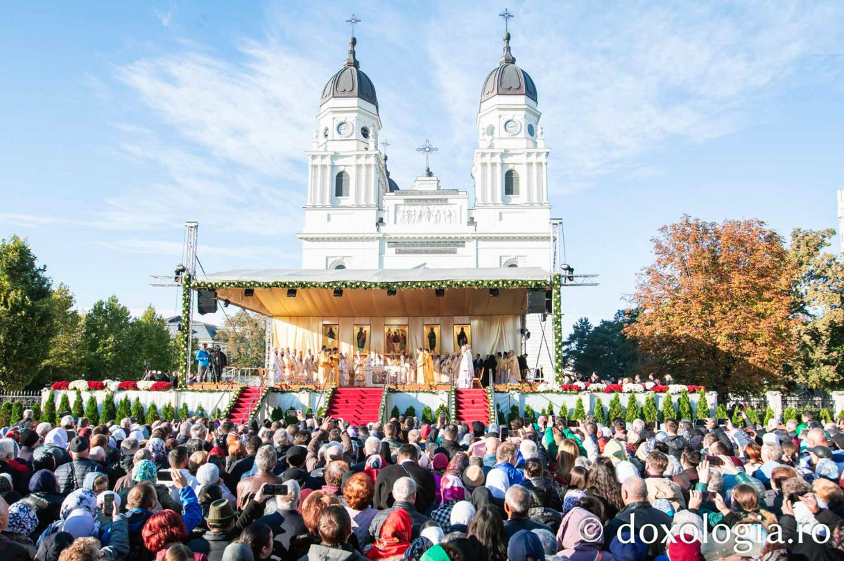 Cea mai mare Liturghie ținută în Moldova, la Iași: 35.000 de oameni s-au rugat Sfintei Parascheva, alți 46.000 stăteau la coadă pentru a ajunge la moaște