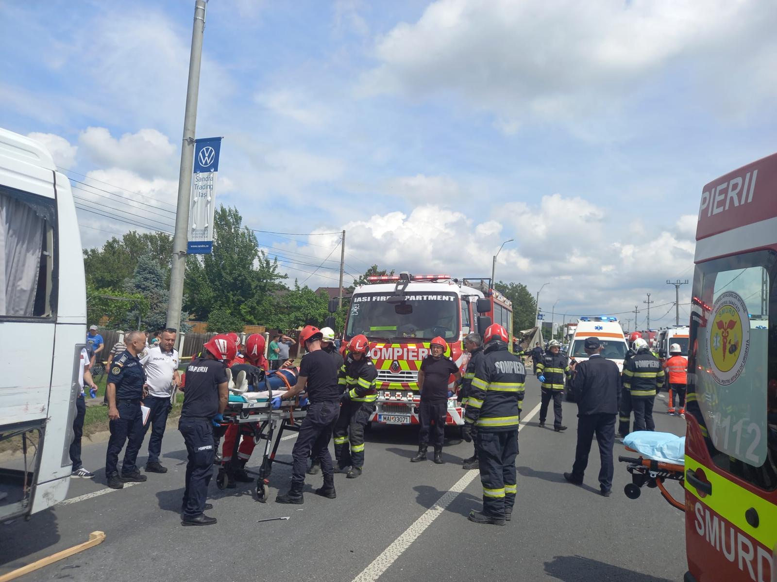Un camion s-a izbit de un autocar cu 28 de pasageri, la Lețcani, Iași. Șapte oameni sunt în stare gravă la spital. Plan roșu de intervenție