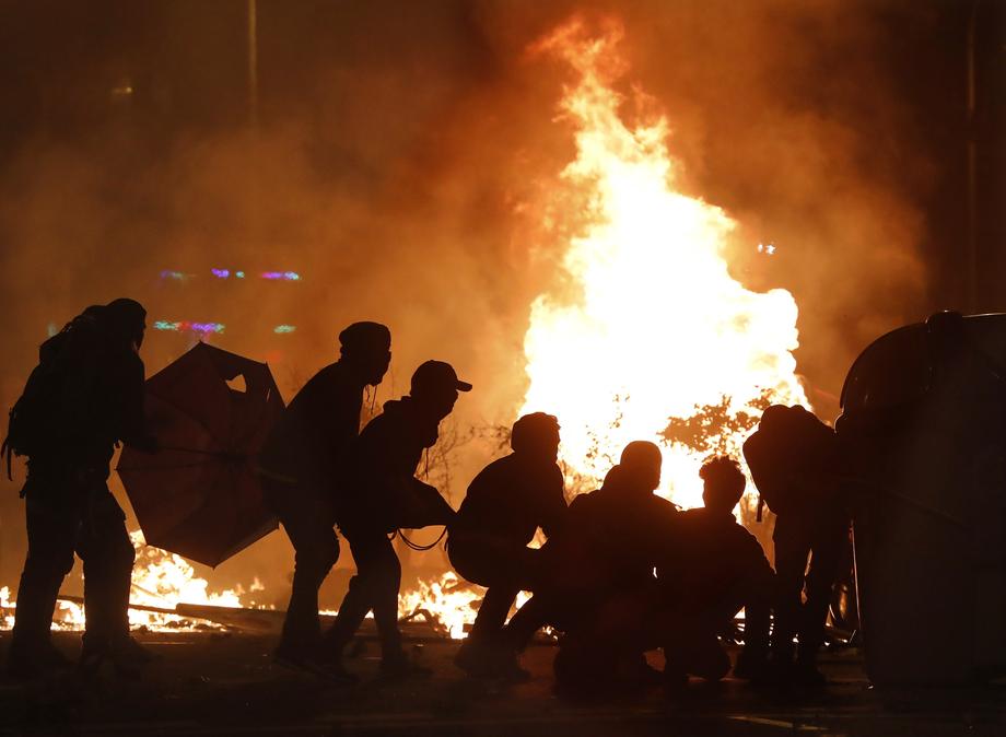 Violențe în Barcelona, după ce sute de mii de oameni au făcut grevă generală. Centrul orașului, scena confruntărilor dintre poliție și separatiști | VIDEO