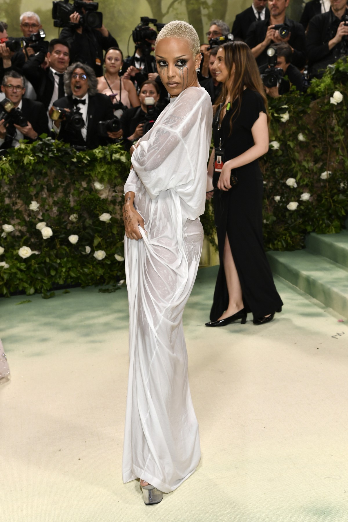 Doja Cat a apărut îmbrăcată într-o rochie udă la Met Gala 2024. De la hotelul unde a fost cazată a plecat acoperită cu un prosop
