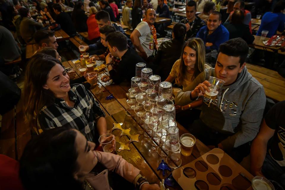 S-a dat cep la CibinFest 2016! 1.000 de butoaie de bere, concerte și mâncăruri alese sunt pregătite pentru participanți FOTO&VIDEO