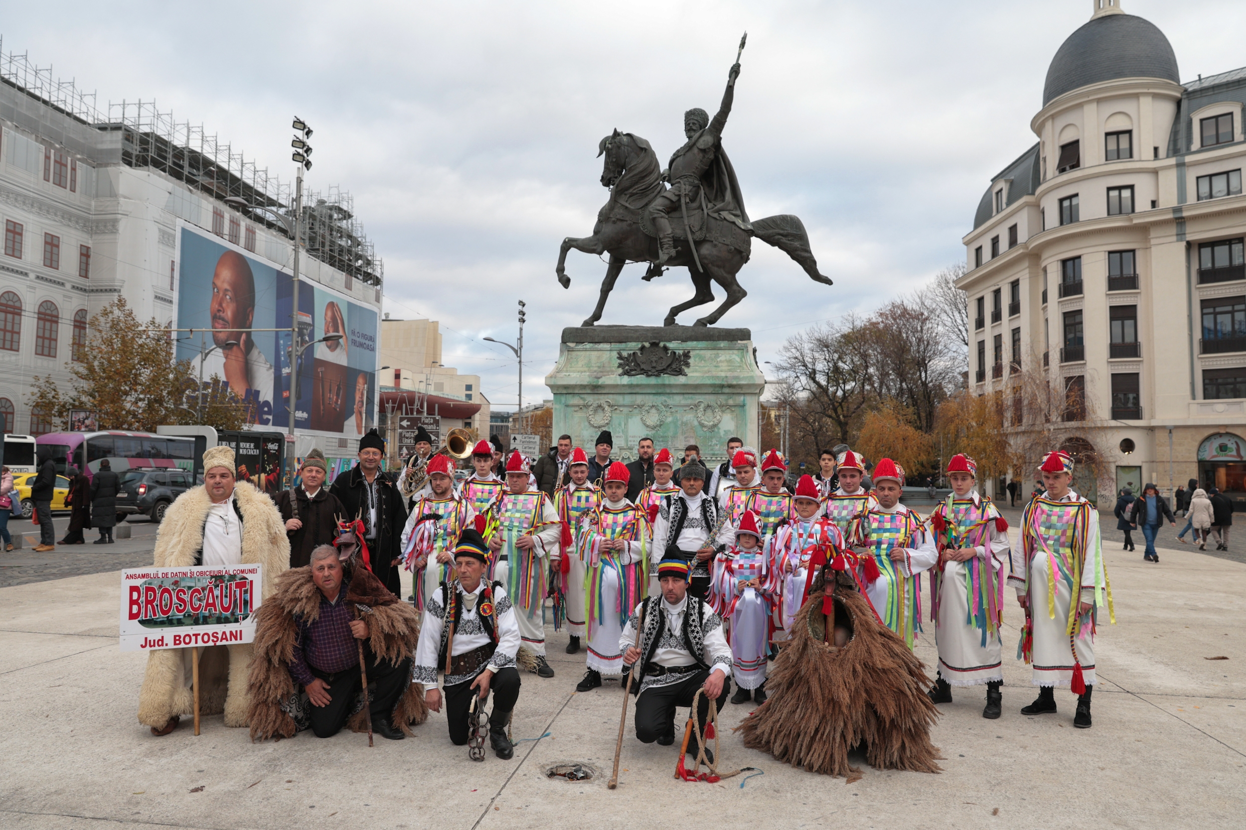 FOTO. Tradiții din țară, aduse la București. Colindători din mai multe orașe au defilat pe străzile Capitalei