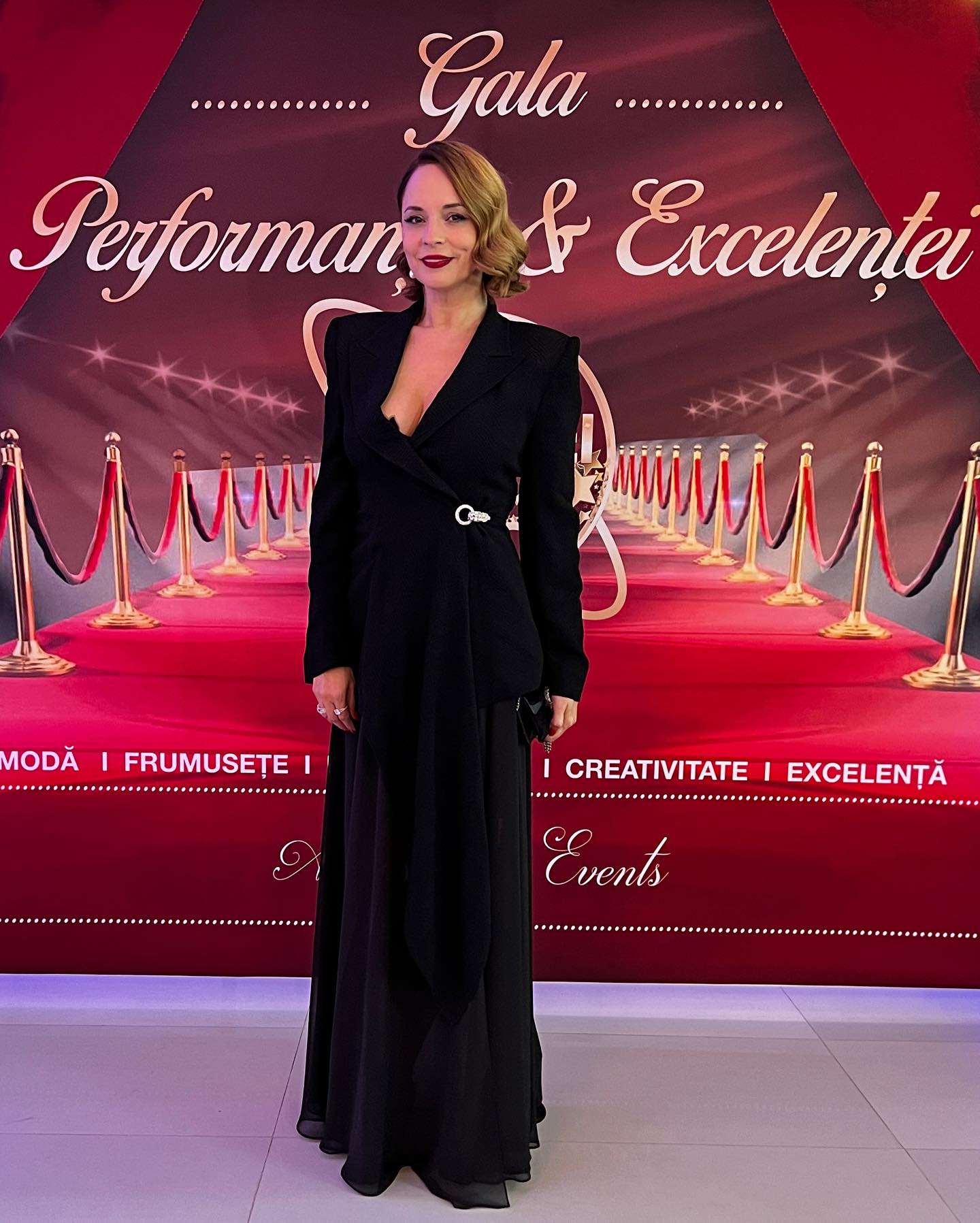 Andreea Marin și fiica ei, apariție elegantă la un eveniment unde au fost premiate. Violeta a îmbrăcat o rochie neagră și decoltată