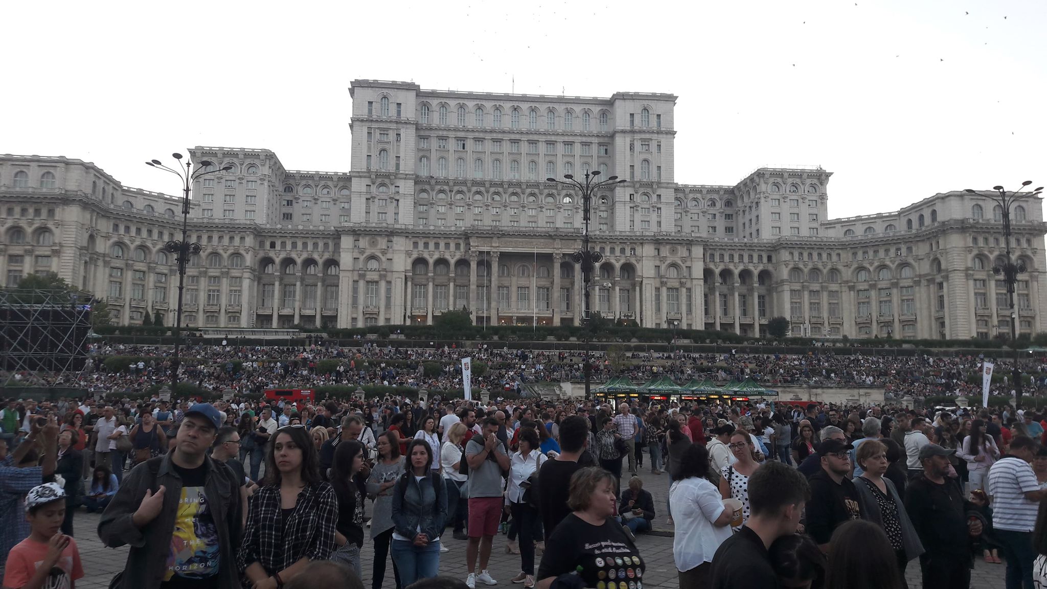 FOTO/ Soluția găsită de Primărie pentru concertul lui Rod Stewart. Pasarele montate pentru ca oamenii să poată intra în curtea Parlamentului