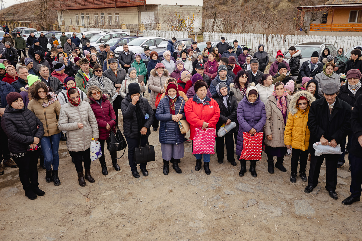 REPORTAJ Boboteaza pe malul Dunării, în comuna Ostrov: procesiune la debarcader, concurs de prins crucea și curse de cai