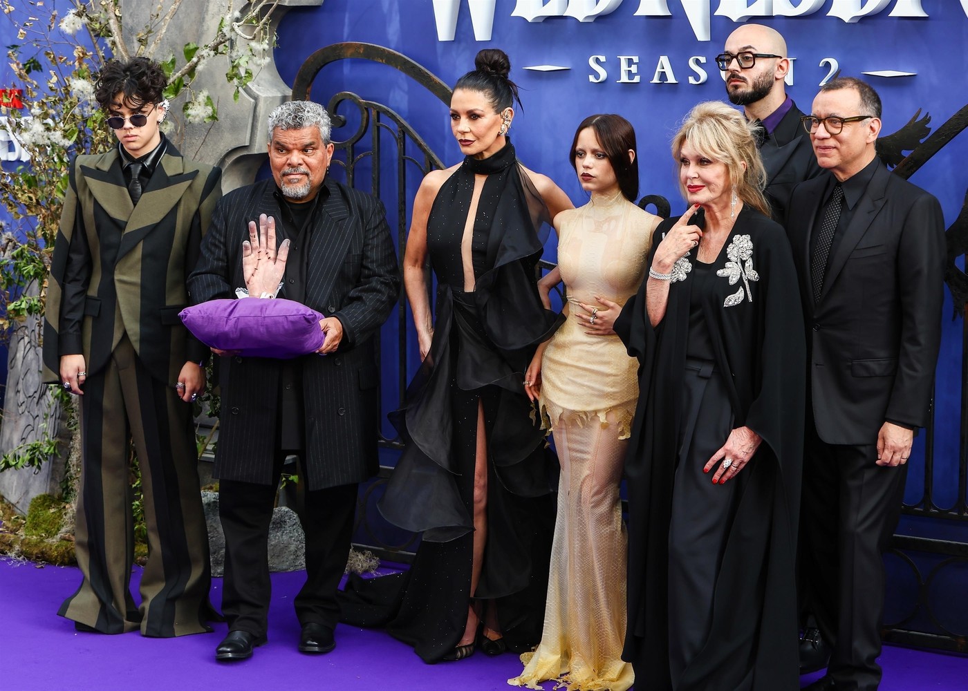 Cine l-a însoțit pe actorul român Victor Dorobanțu în Londra, la premiera sezonului 2 din serialul „Wednesday”