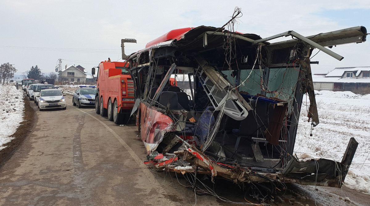 Cinci persoane au murit într-un accident feroviar în Serbia. Un autocar cu elevi a fost pur și simplu rupt în două de un tren