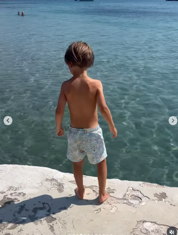 Cum a apărut Simona Gherghe pe plaja din Grecia. Într-un costum de baie din două piese, vedeta a atras atenția tuturor