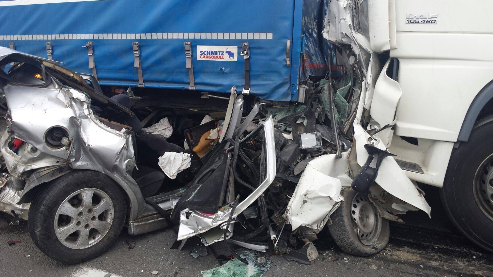 Accident grav, cu un mort și patru răniți, în județul Brașov. Două TIR-uri și trei autoturisme, implicate | FOTO