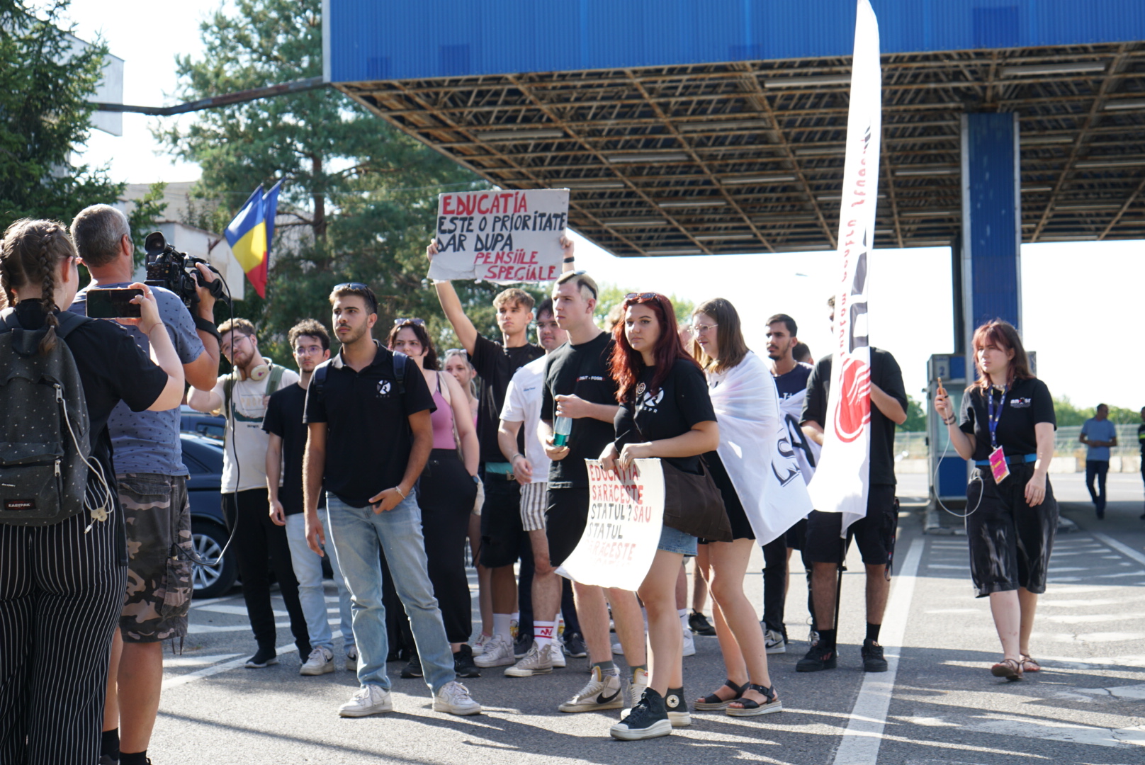 Daniel David îi sfătuiește pe studenții care protestează față de tăierile burselor să-și ia un job part-time: „Noi nu avem cultura asta”