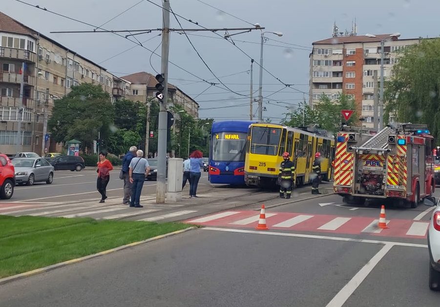 Accident între două tramvaie la Oradea. O persoană a fost rănită
