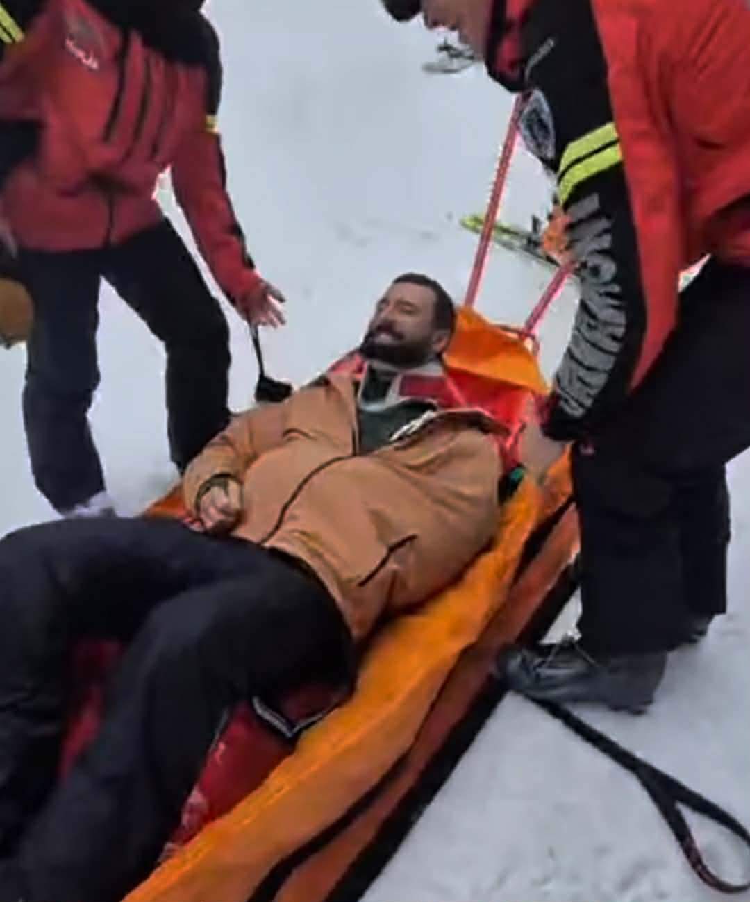 Andrei Stoica, luat cu targa de pe pârtie, după ce s-a accidentat la umăr. Anunțul făcut de sportiv în urmă cu puțin timp. „Nu te grăbi să faci pe profesorul”