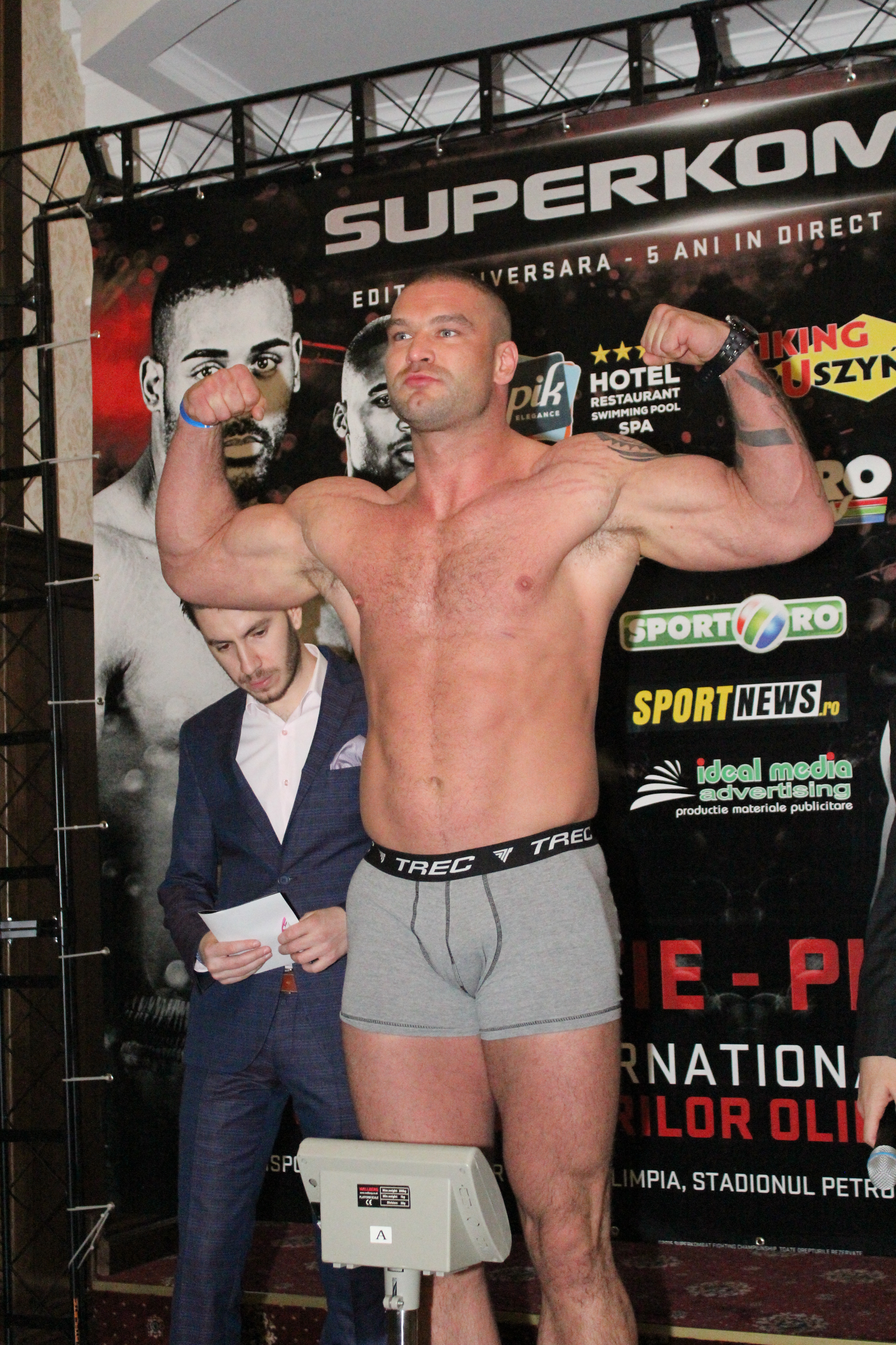 Luptătorii de la Superkombat Ploiești s-au confruntat pentru prima dată la cântarul oficial / GALERIE FOTO